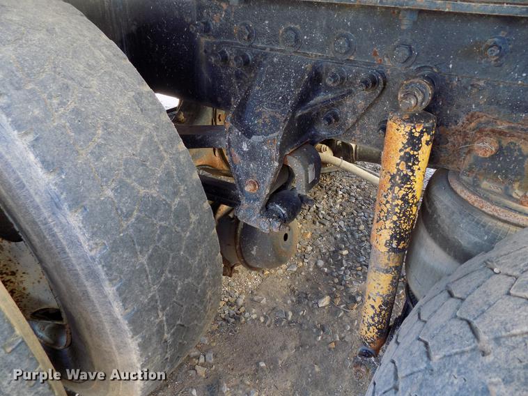 image for item DD3564 2001 Mack Vision 460 semi truck