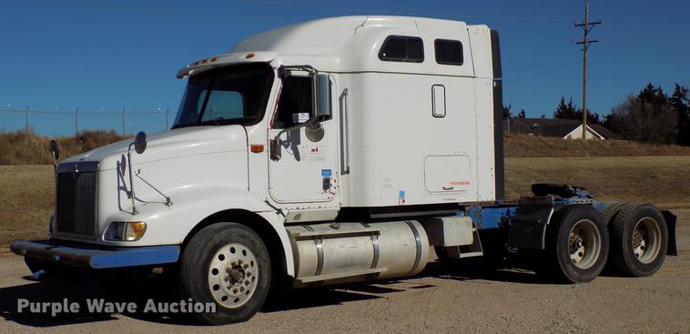 image for item DD3565 2003 International 9200i semi truck