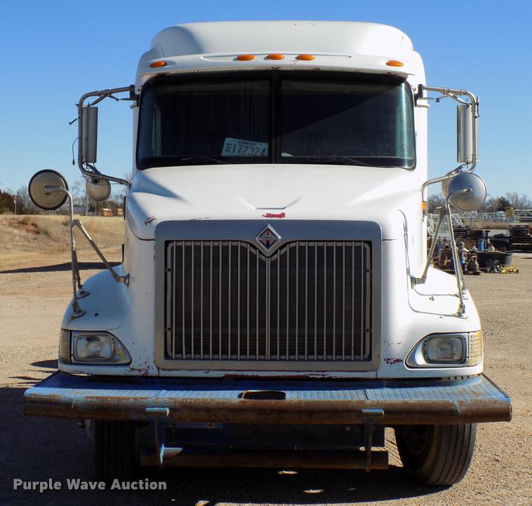 image for item DD3565 2003 International 9200i semi truck