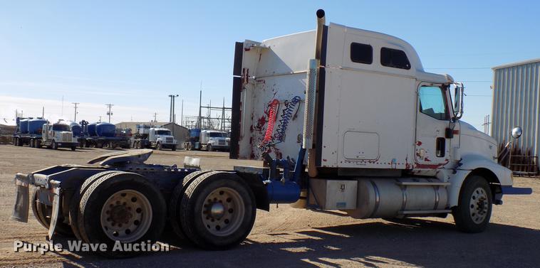 image for item DD3565 2003 International 9200i semi truck