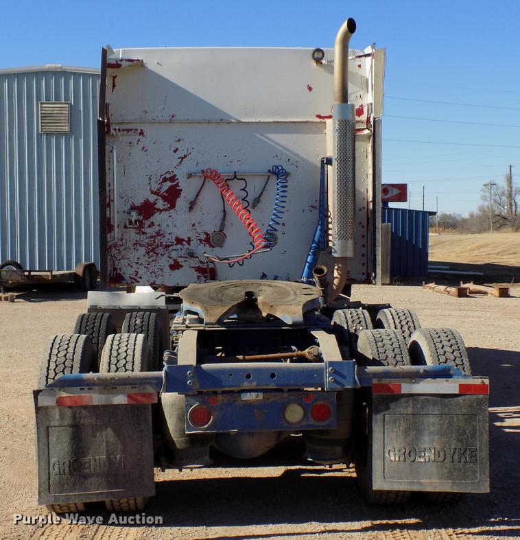 image for item DD3565 2003 International 9200i semi truck