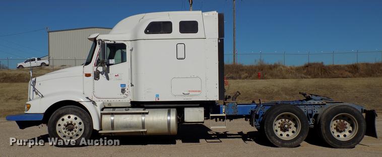 image for item DD3565 2003 International 9200i semi truck