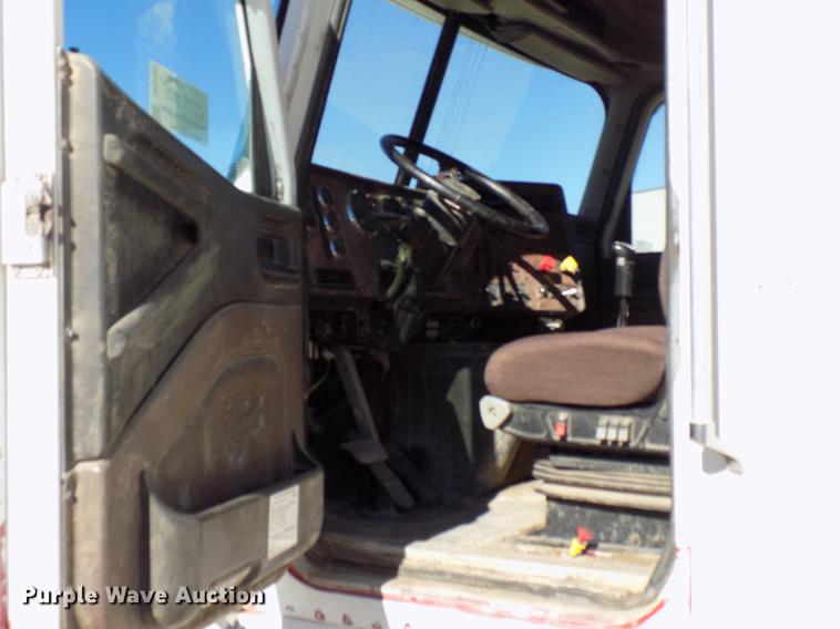 image for item DD3565 2003 International 9200i semi truck