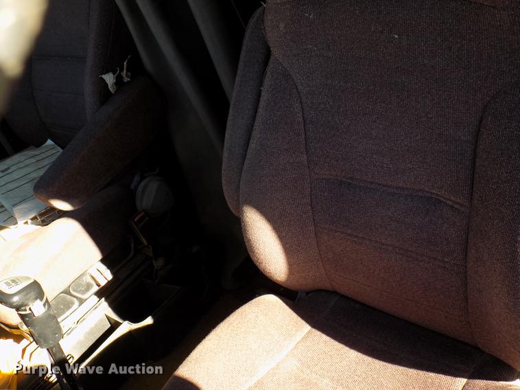 image for item DD3565 2003 International 9200i semi truck