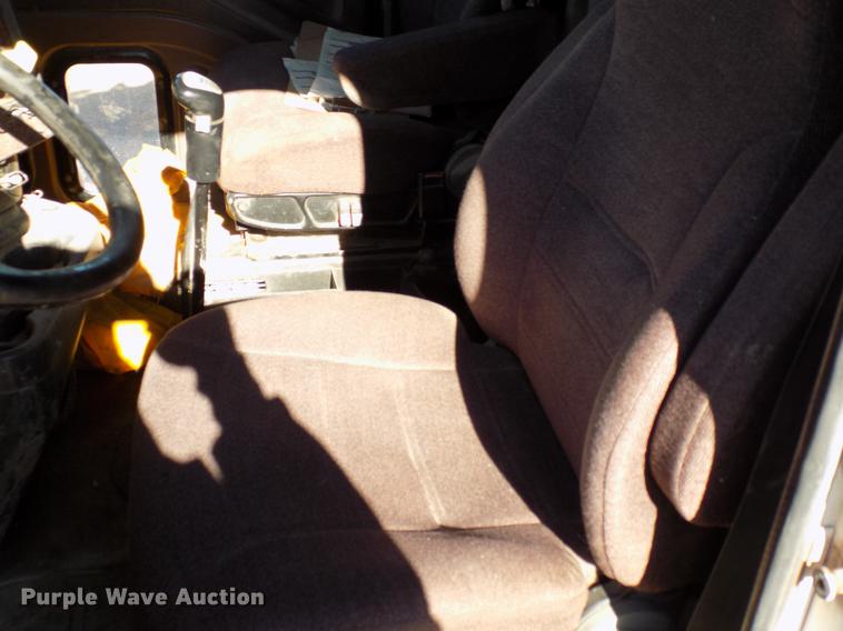 image for item DD3565 2003 International 9200i semi truck