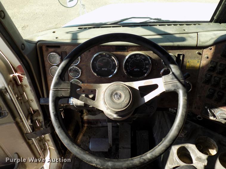 image for item DD3565 2003 International 9200i semi truck