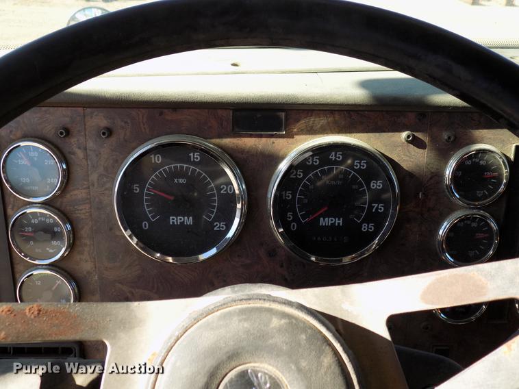 image for item DD3565 2003 International 9200i semi truck