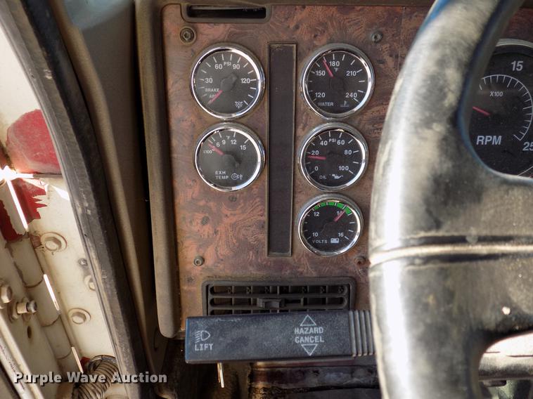 image for item DD3565 2003 International 9200i semi truck