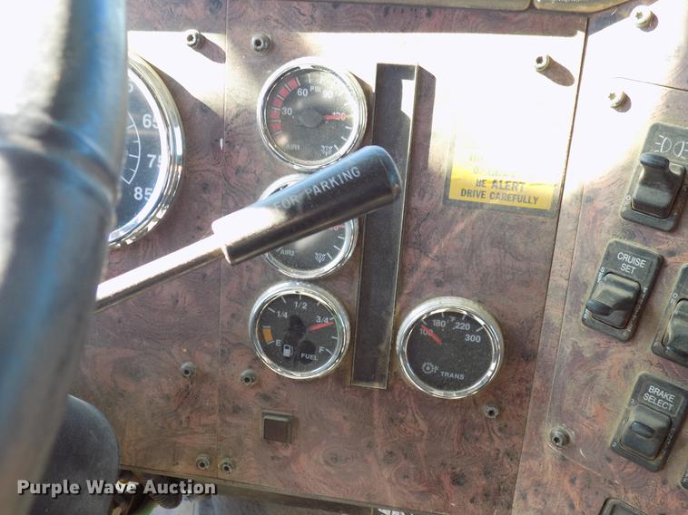 image for item DD3565 2003 International 9200i semi truck