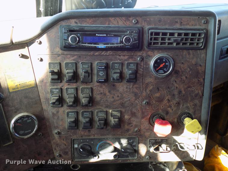 image for item DD3565 2003 International 9200i semi truck