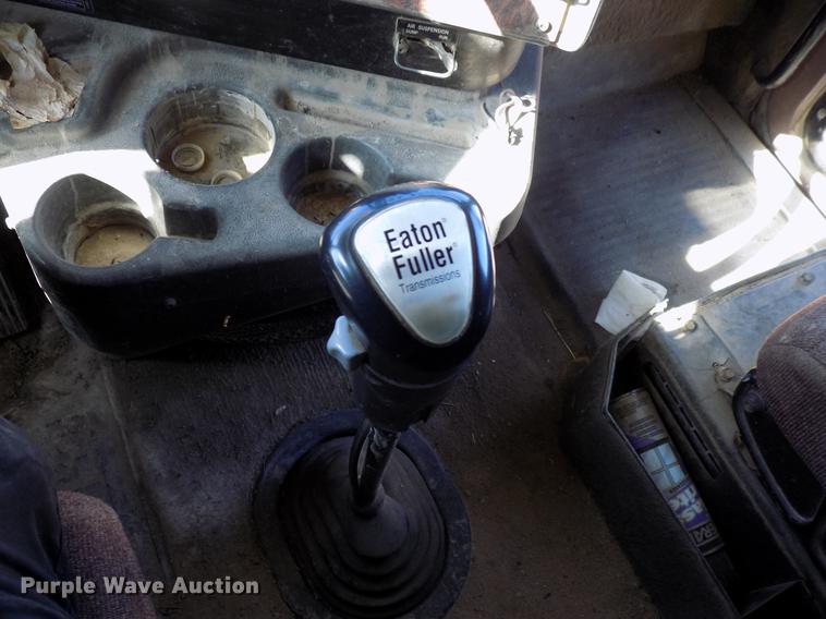 image for item DD3565 2003 International 9200i semi truck