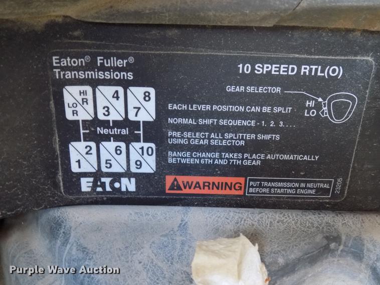 image for item DD3565 2003 International 9200i semi truck