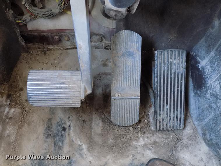 image for item DD3565 2003 International 9200i semi truck