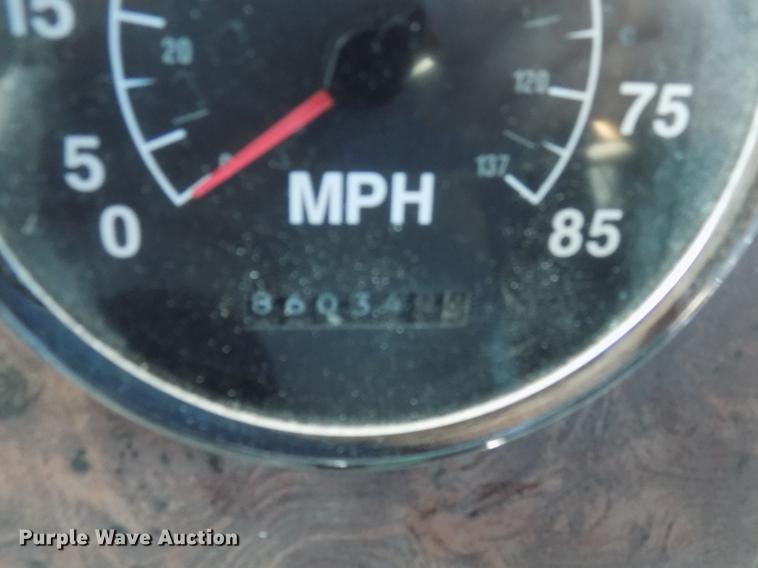 image for item DD3565 2003 International 9200i semi truck