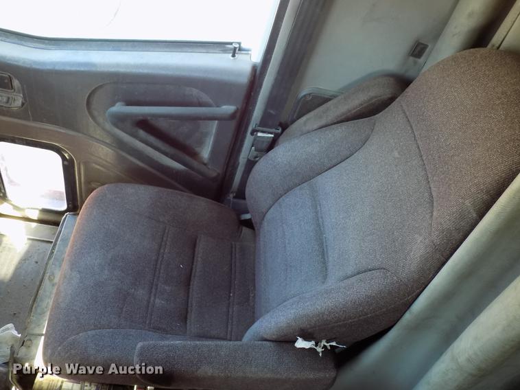 image for item DD3565 2003 International 9200i semi truck