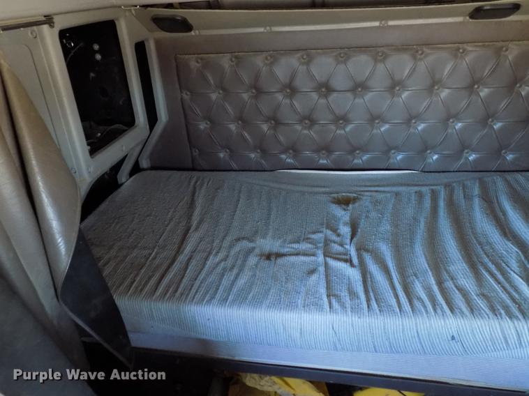 image for item DD3565 2003 International 9200i semi truck