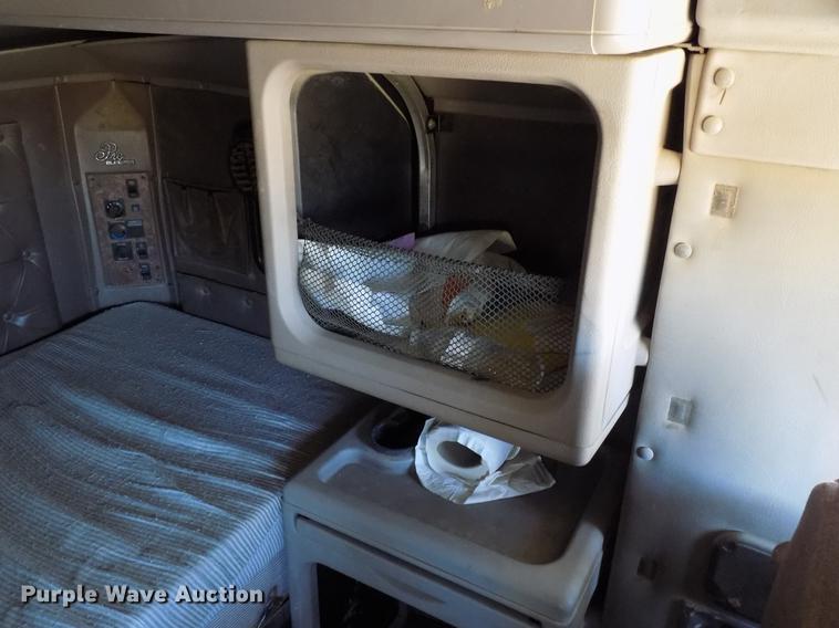 image for item DD3565 2003 International 9200i semi truck