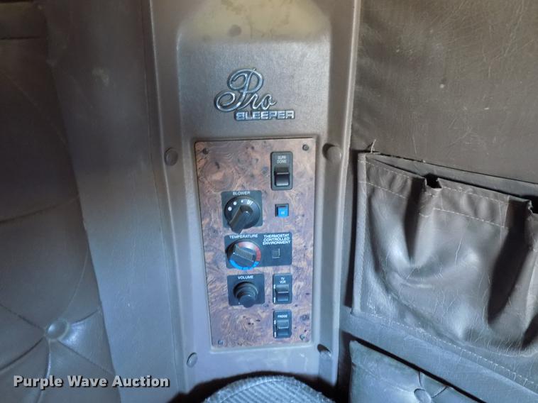 image for item DD3565 2003 International 9200i semi truck