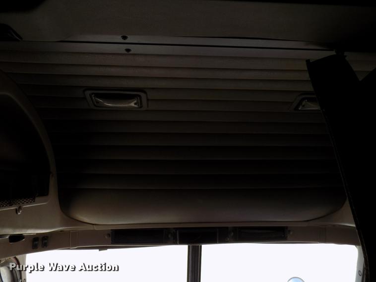 image for item DD3565 2003 International 9200i semi truck