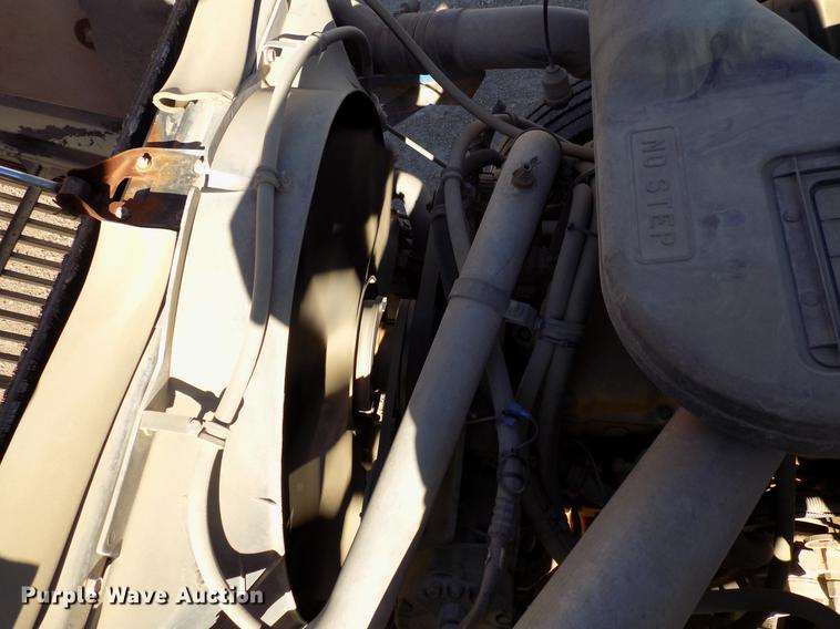 image for item DD3565 2003 International 9200i semi truck