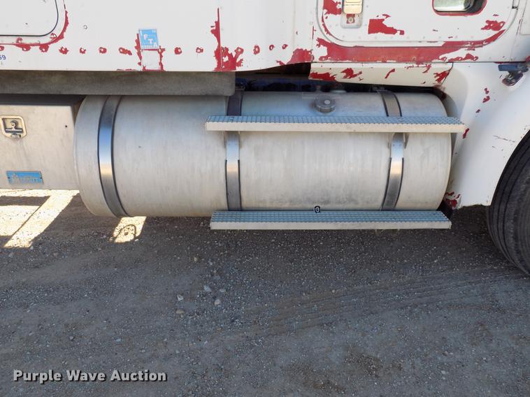 image for item DD3565 2003 International 9200i semi truck