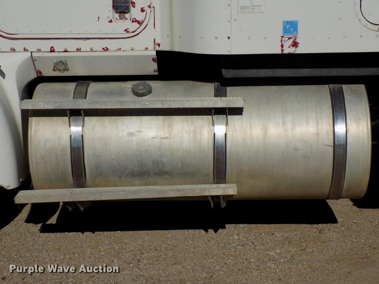 image for item DD3565 2003 International 9200i semi truck