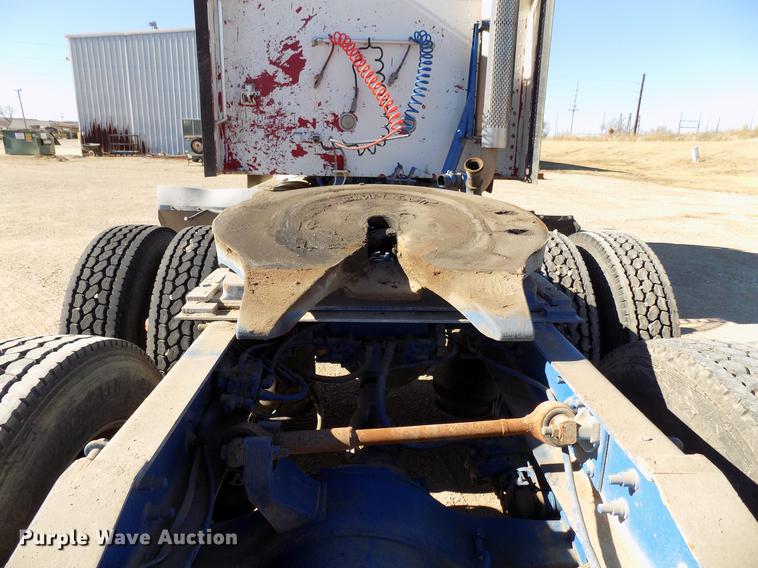 image for item DD3565 2003 International 9200i semi truck