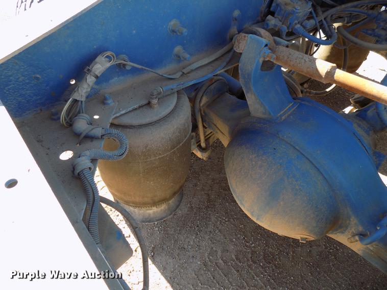 image for item DD3565 2003 International 9200i semi truck