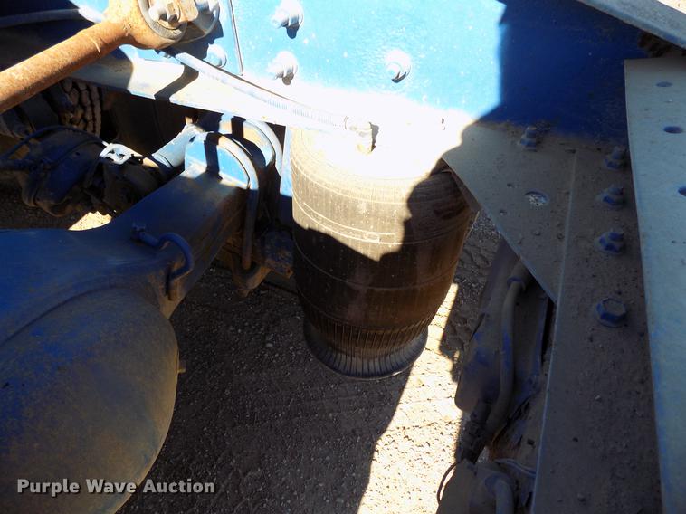 image for item DD3565 2003 International 9200i semi truck