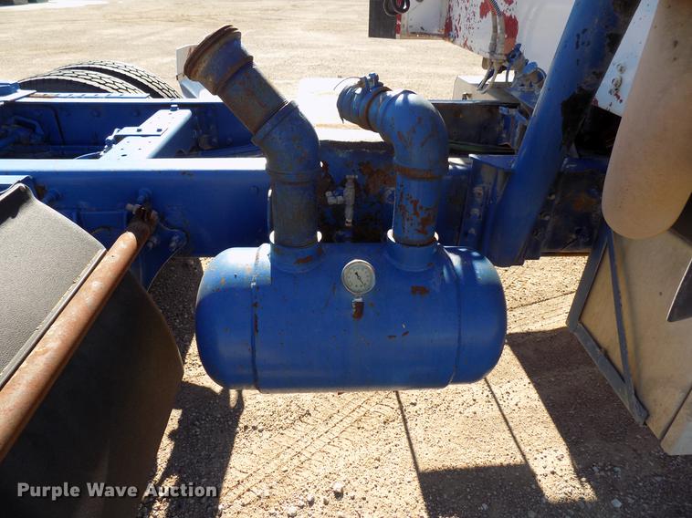 image for item DD3565 2003 International 9200i semi truck