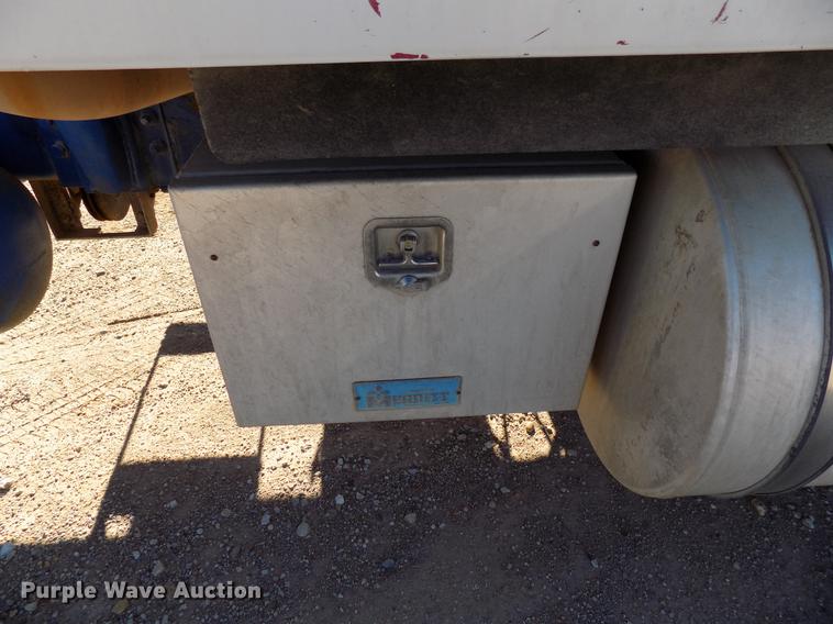 image for item DD3565 2003 International 9200i semi truck