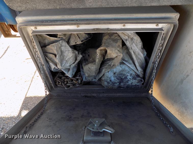 image for item DD3565 2003 International 9200i semi truck