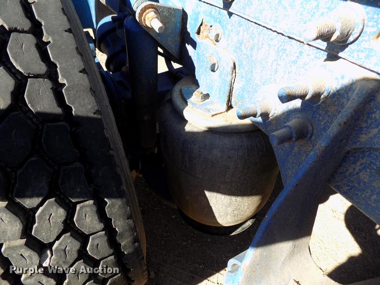 image for item DD3565 2003 International 9200i semi truck