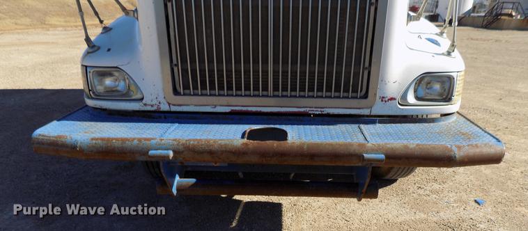 image for item DD3565 2003 International 9200i semi truck