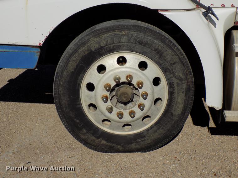 image for item DD3565 2003 International 9200i semi truck