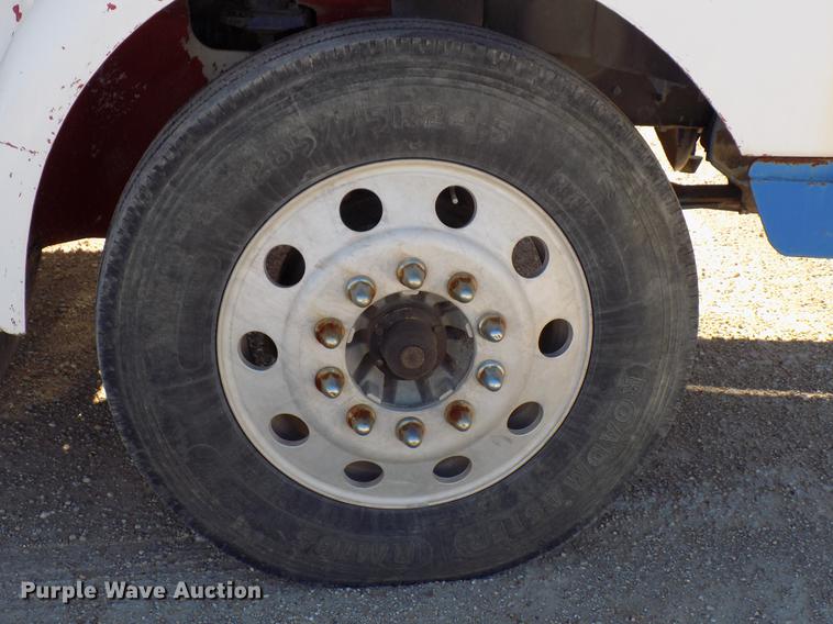 image for item DD3565 2003 International 9200i semi truck