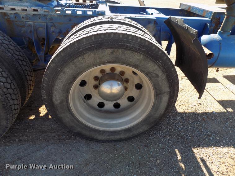 image for item DD3565 2003 International 9200i semi truck