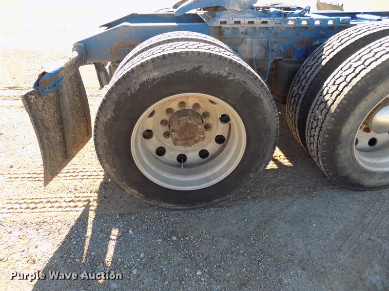 image for item DD3565 2003 International 9200i semi truck