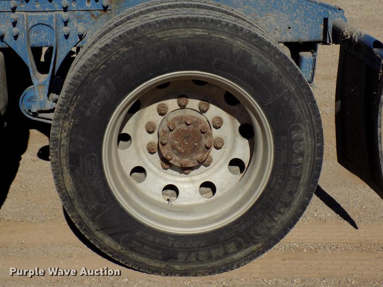 image for item DD3565 2003 International 9200i semi truck