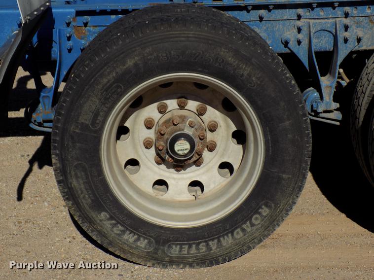 image for item DD3565 2003 International 9200i semi truck