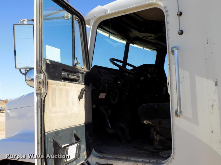 image for item DD3566 1995 Freightliner FLD semi truck