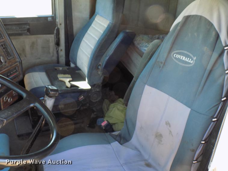 image for item DD3566 1995 Freightliner FLD semi truck