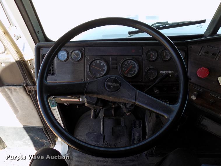 image for item DD3566 1995 Freightliner FLD semi truck