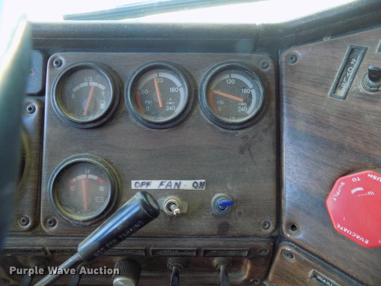 image for item DD3566 1995 Freightliner FLD semi truck