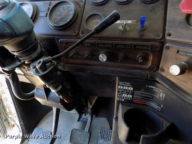 image for item DD3566 1995 Freightliner FLD semi truck