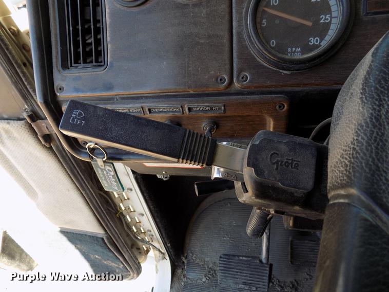 image for item DD3566 1995 Freightliner FLD semi truck