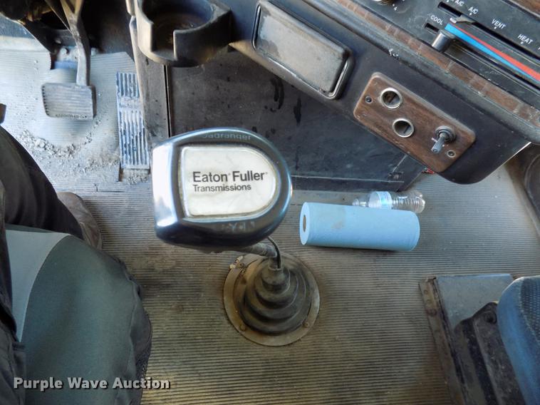 image for item DD3566 1995 Freightliner FLD semi truck