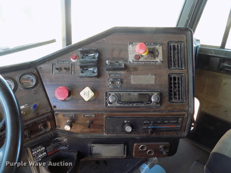 image for item DD3566 1995 Freightliner FLD semi truck