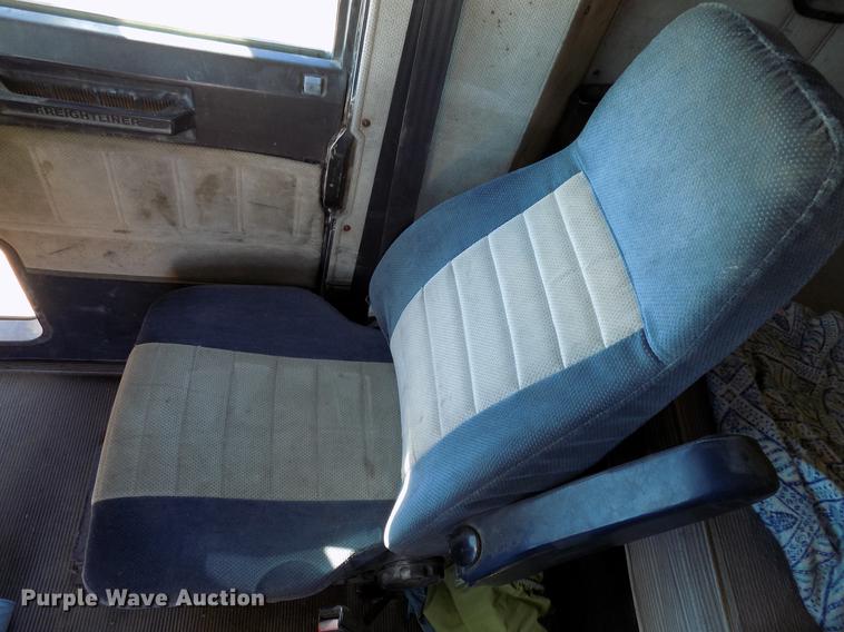 image for item DD3566 1995 Freightliner FLD semi truck