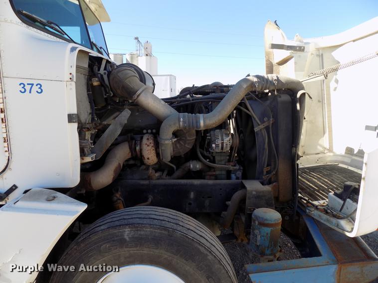 image for item DD3566 1995 Freightliner FLD semi truck